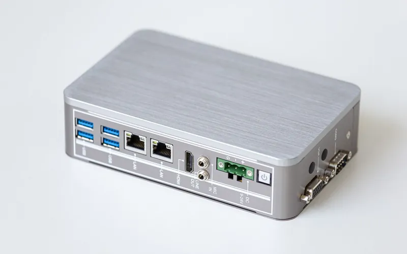Routeur industriel compact avec ses ports réseau