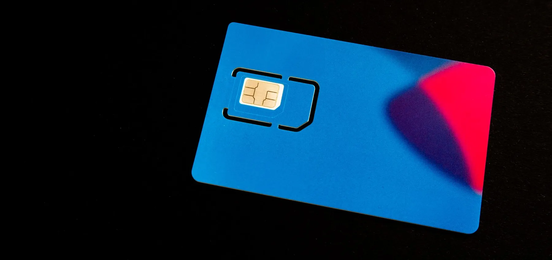 Une carte SIM sur fond sombre