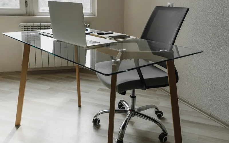 Bureau moderne avec un ordinateur portable