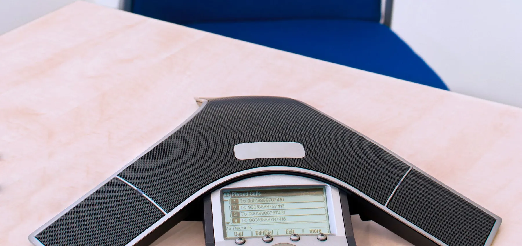 Téléphone de conférence sur un bureau