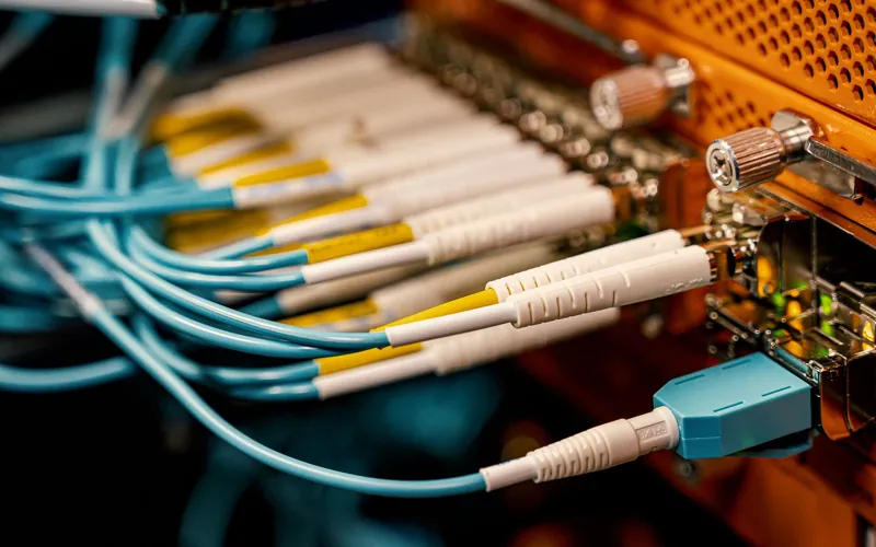 Connecteurs de fibre optique raccordés à un équipement