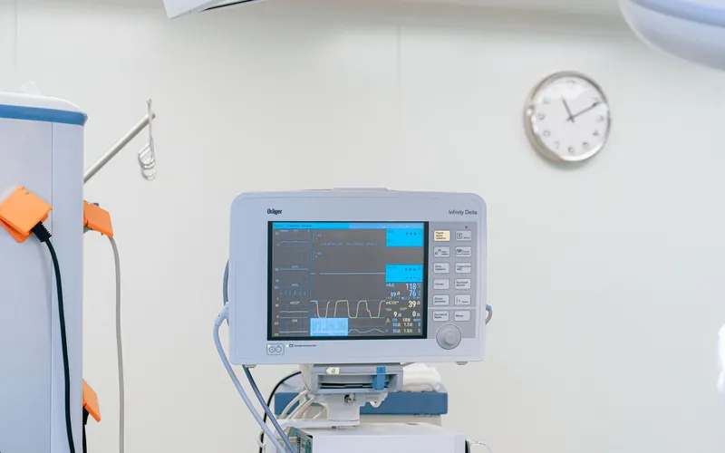 Moniteur médical dans une chambre d'hôpital