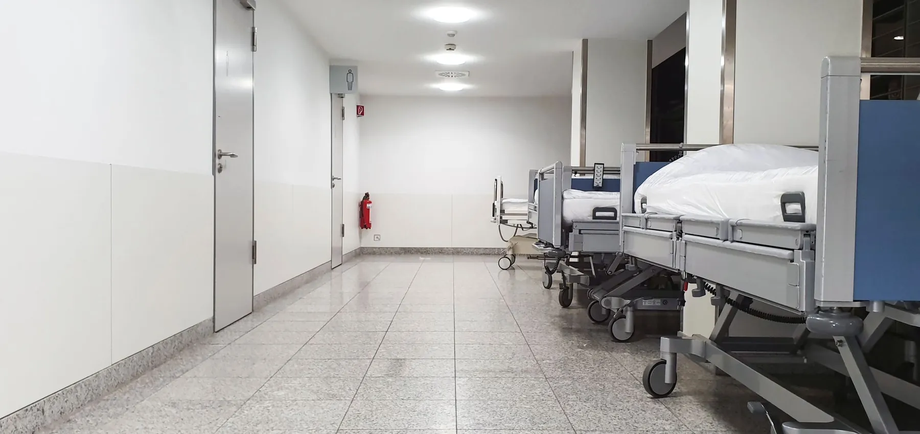 Couloir d'hôpital avec des lits médicalisés